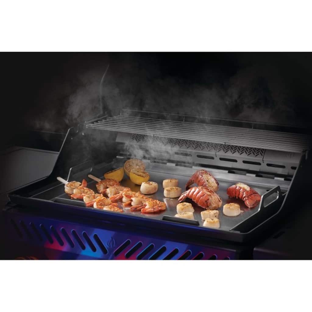 Napoleon_Vollformat-Grillplatteneinsatz_Freestyle_Rouge_425_Ansicht_in_Grill.jpg